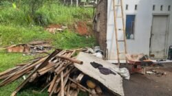 ​Atap Dapur Ambruk Akibat Hujan Deras, Respon Cepat Polsek Sukadana Bantu Warga Margaharja