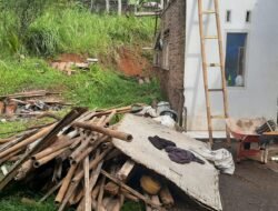 ​Atap Dapur Ambruk Akibat Hujan Deras, Respon Cepat Polsek Sukadana Bantu Warga Margaharja