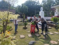 Sambut Menteri LH, Polsek Sukadana Bersih Lingkungan Bareng Warga di Desa Salakaria