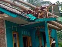 Polri Siaga Bencana, Polsek Rajadesa Polres Ciamis Bantu Evakuasi Pohon Tumbang Timpa Rumah Warga