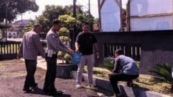 Personel Polsek Banjarsari Bahu-Membahu Tata Kebersihan Mako