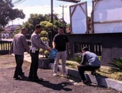 Personel Polsek Banjarsari Bahu-Membahu Tata Kebersihan Mako