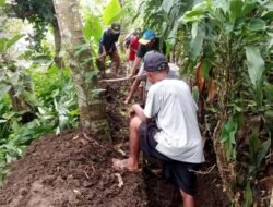Cegah Banjir, Warga Kampung Cijami Kompak Bedah Selokan yang Tersumbat