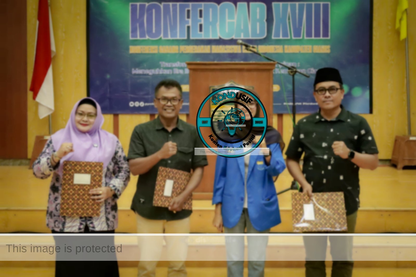 Foto: Ketua KOPRI Cabang Ciamis, Sarah Annisya Saat Melakukan Foto Bersama