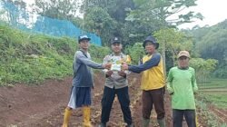 Sinergi Polri dan Petani: Polsek Pameungpeuk Hijaukan Desa Mangunjaya dengan Jagung Hibrida