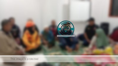 Keterangan foto: Bupati Ciamis, Herdiat Sunarya saat memastikan kondisi pengungsi dan mempercepat langkah penanganan darurat di Desa Bangunsari, Kecamatan Pamarican.