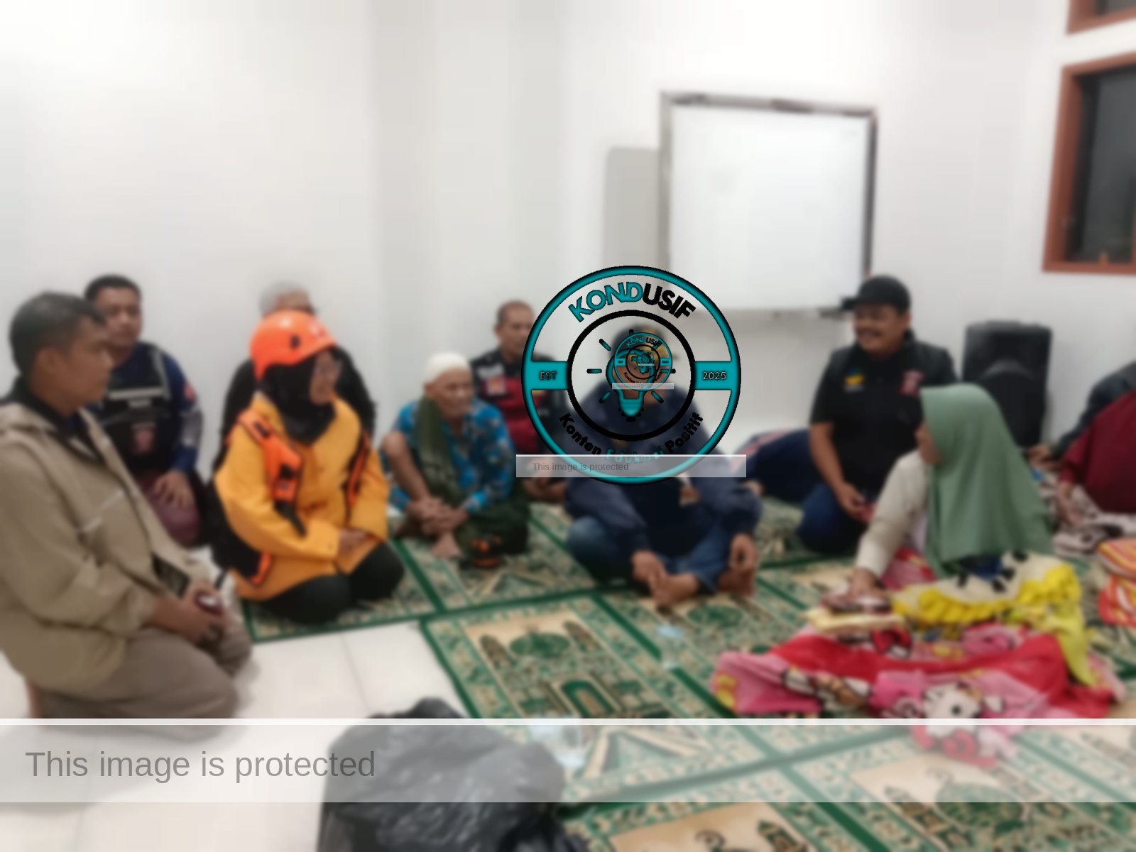 Keterangan foto: Bupati Ciamis, Herdiat Sunarya saat memastikan kondisi pengungsi dan mempercepat langkah penanganan darurat di Desa Bangunsari, Kecamatan Pamarican.