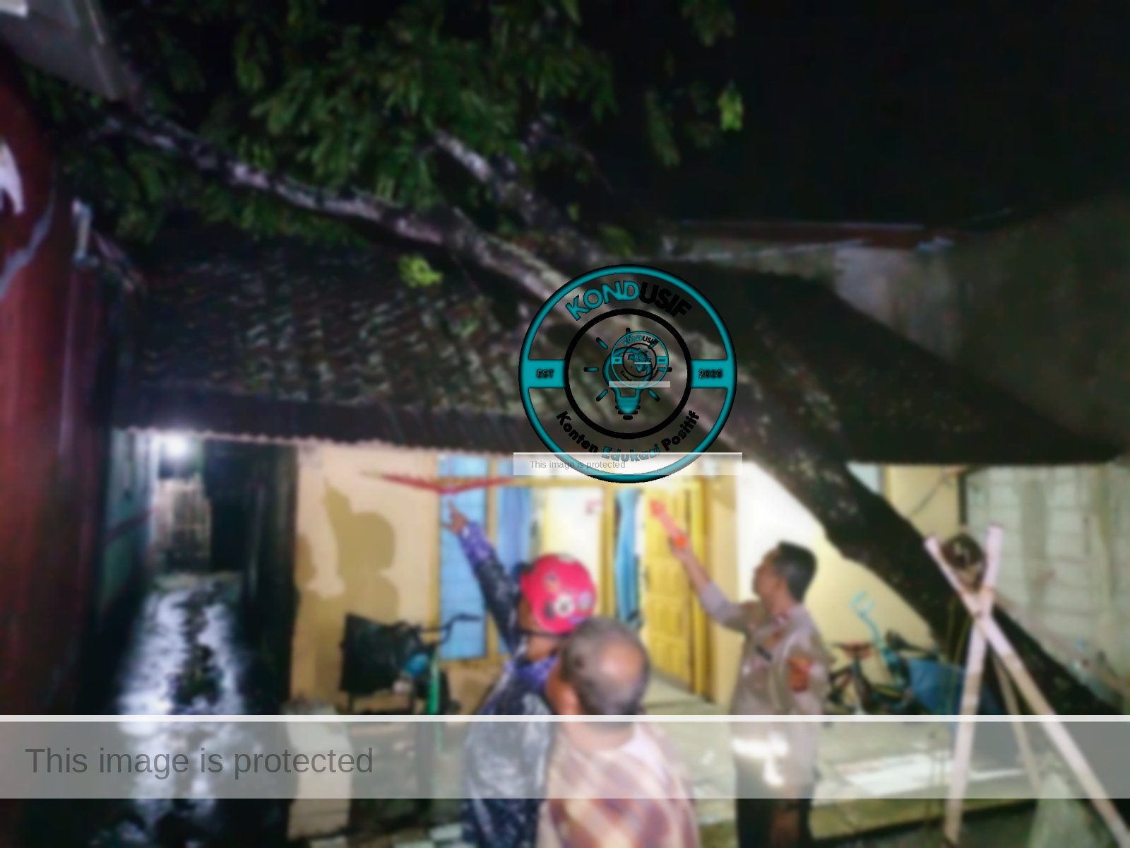 Waspada Cuaca Ekstrem! Kapolsek Banjarsari Amankan Lokasi Pohon Tumbang