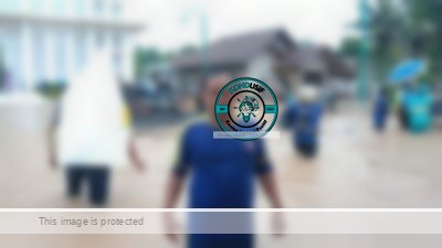 Keterangan foto: Anggota Tagana Ciamis Baehaki Effendi saat meninjau banjir usai tanggul Citalahab jebol kembali (istimewa).