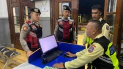 Jaga Kenyamanan Pemudik, Sat Samapta Polres Ciamis Patroli Dialogis di Stasiun KA Malam Hari