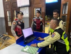 Jaga Kenyamanan Pemudik, Sat Samapta Polres Ciamis Patroli Dialogis di Stasiun KA Malam Hari