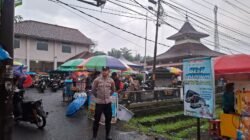 Hadir di Tengah Keramaian, Polsek Pamarican Kawal Kenyamanan Warga Berburu Takjil