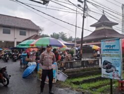 Hadir di Tengah Keramaian, Polsek Pamarican Kawal Kenyamanan Warga Berburu Takjil