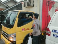 Personel Polsek Sukadana Cegat Pengguna Jalan untuk Berbagi Takjil Gratis