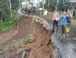 TPT Jalan Penghubung Desa Sukahaji Ambrol Diguyur Hujan