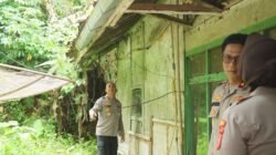 Ketuk Pintu Warga, Wakapolres Ciamis Tinjau Langsung Rumah Tak Layak Huni di Kawali