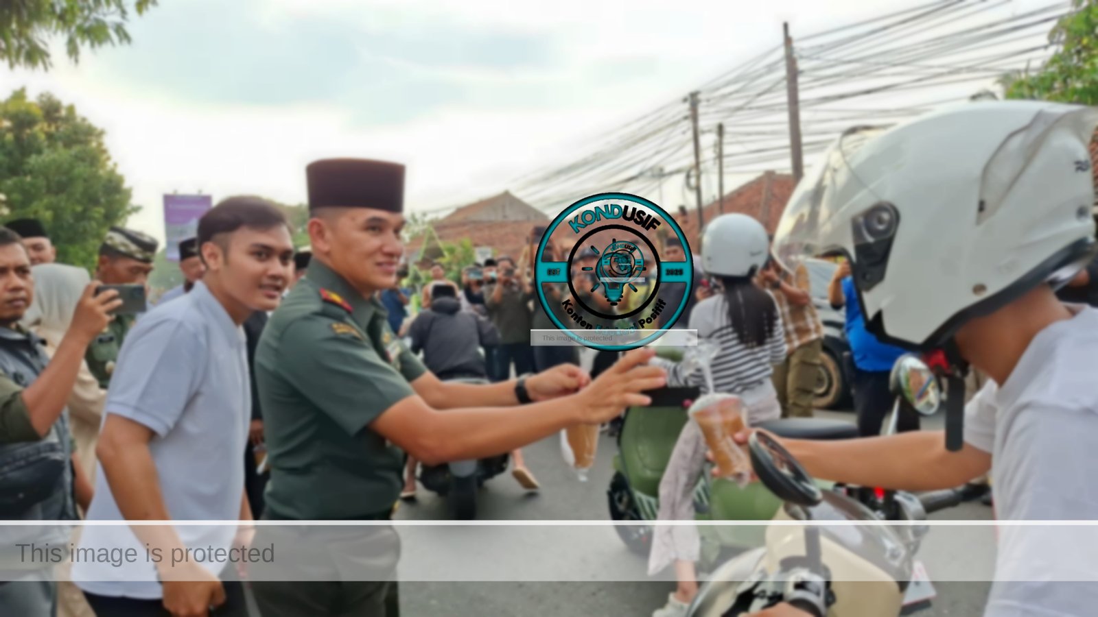 Dandim beserta jajaran juga turun langsung ke jalanan untuk membagikan takjil kepada warga di sekitar Kodim 0613 Ciamis.