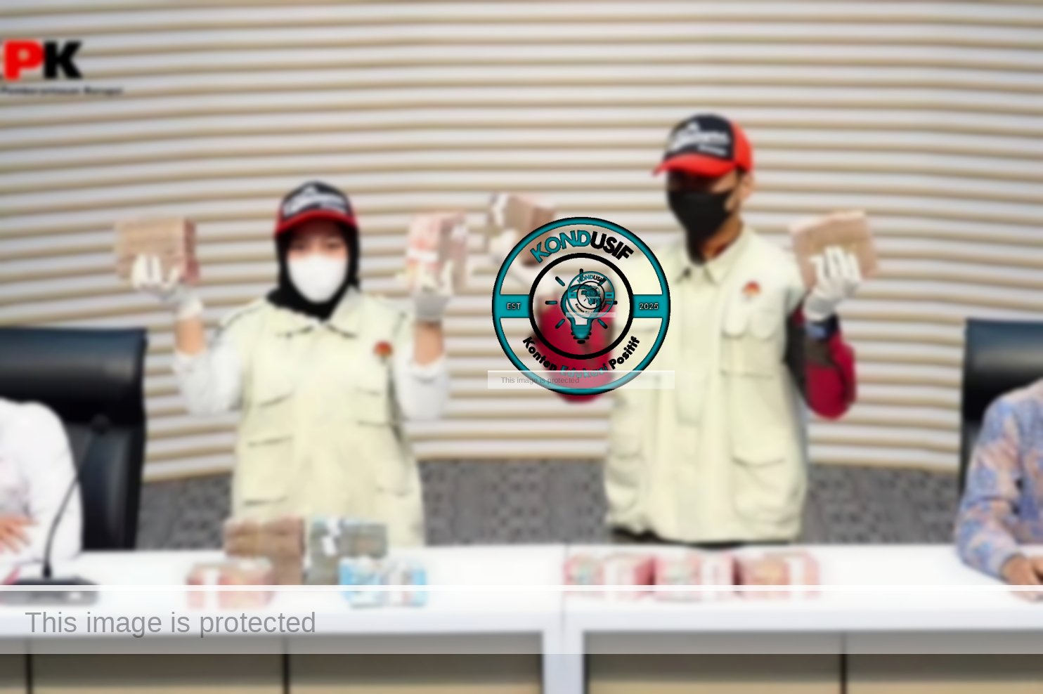 KPK saat memamerkan barang bukti hasil OTT berupa uang tunai pecahan Rp100 ribu dan Rp50 ribu dengan total nilai mencapai Rp1,5 miliar di skandal restitusi pajak Banjarmasin (sumber: tangkapan layar akun TikTok KPK RI)