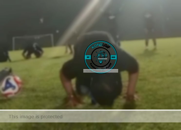 CEO PSGC Ciamis, Herdiat Sunarya saat sujud syukur bersama pemain di Stadion Sriwedari, Solo (foto: Istimewa).