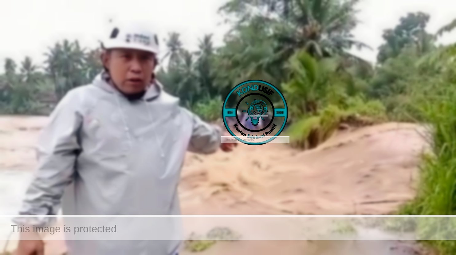 Keterangan foto: Baehaki Efendi anggota Tagana Ciamis saat melaporkan kondisi tanggul sungai Citalahab yang jebol akibat air bah (foto: istimewa)