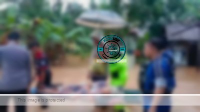 Di Bawah Guyuran Hujan, Petugas Payungi Lansia Saat Proses Evakuasi Banjir di Pamarican