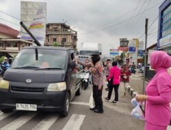 Srikandi Polsek Kawali Turun ke Jalan, Maniskan Buka Puasa Pengendara Jalur Cirebon