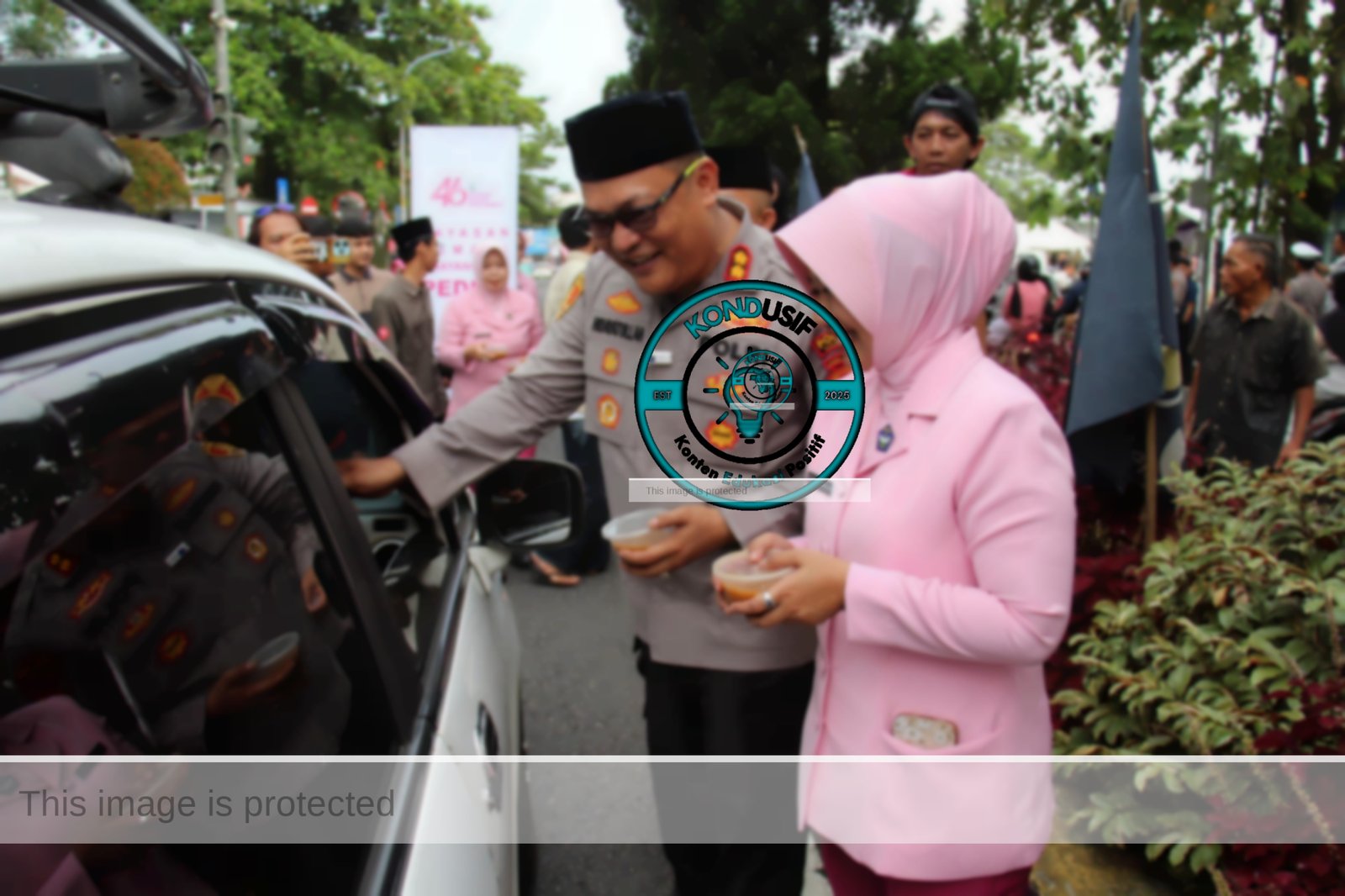 Polres Ciamis bagi takjil gratis 