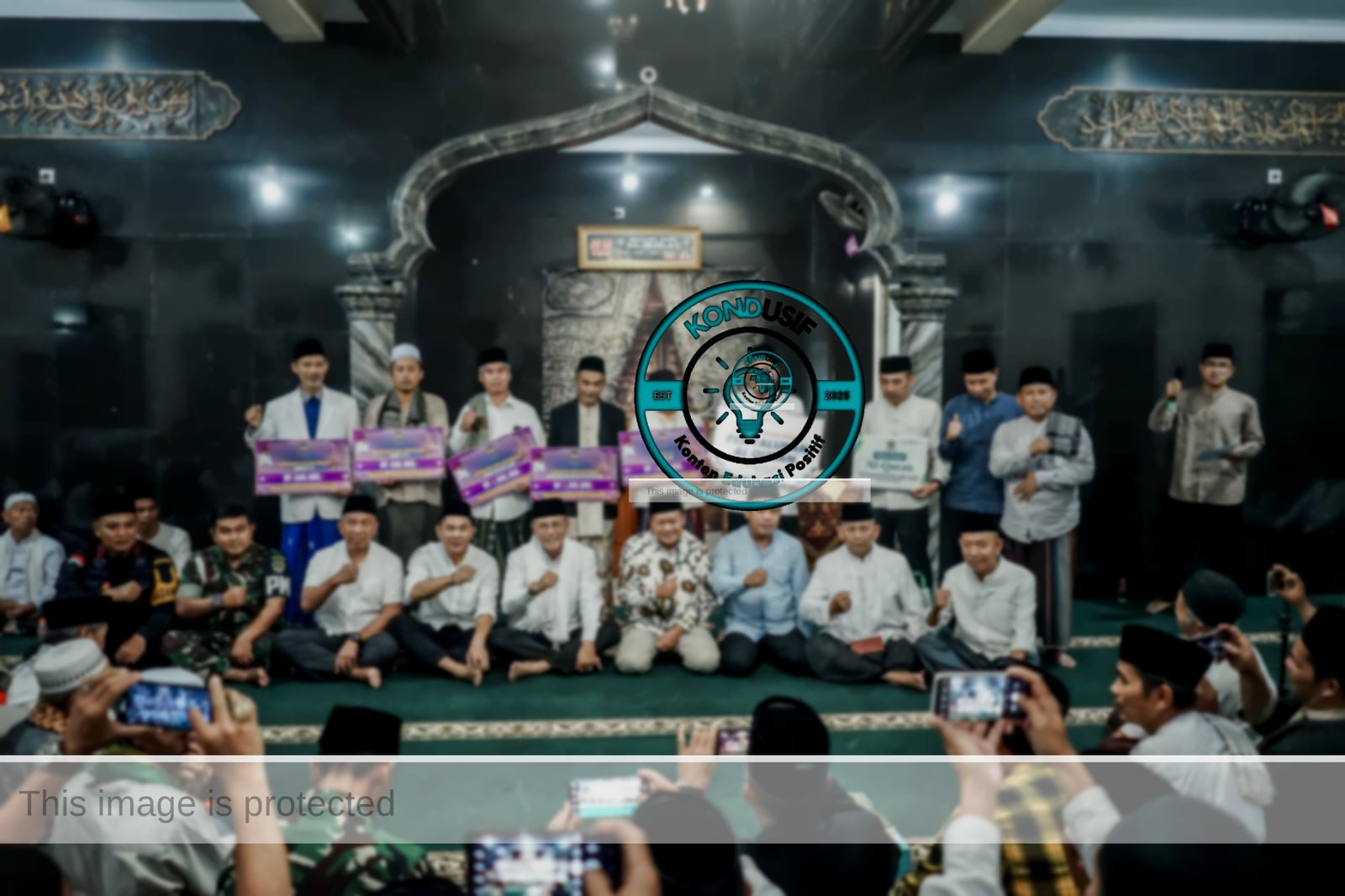 Foto: Bupati Herdiat Usai Melaksanakan Tarling Ramadan 1447 H Berkesempatan Melakukan Foto Bersama Warga Foto: Bupati Herdiat Usai Melaksanakan Tarling Ramadan 14447 H Berkesempatan Melakukan Foto Bersama Warga