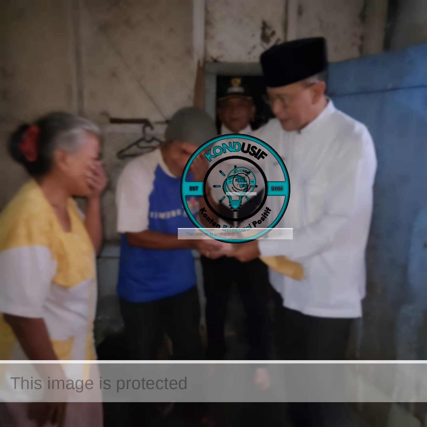 Foto: Bupati Ciamis H Herdiat Sunarya Saat Menyerahkan Uang Bantuan Rutilahu