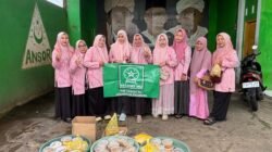Fatayat NU Cikoneng bagi-bagi takjil gratis (foto: istimewa)