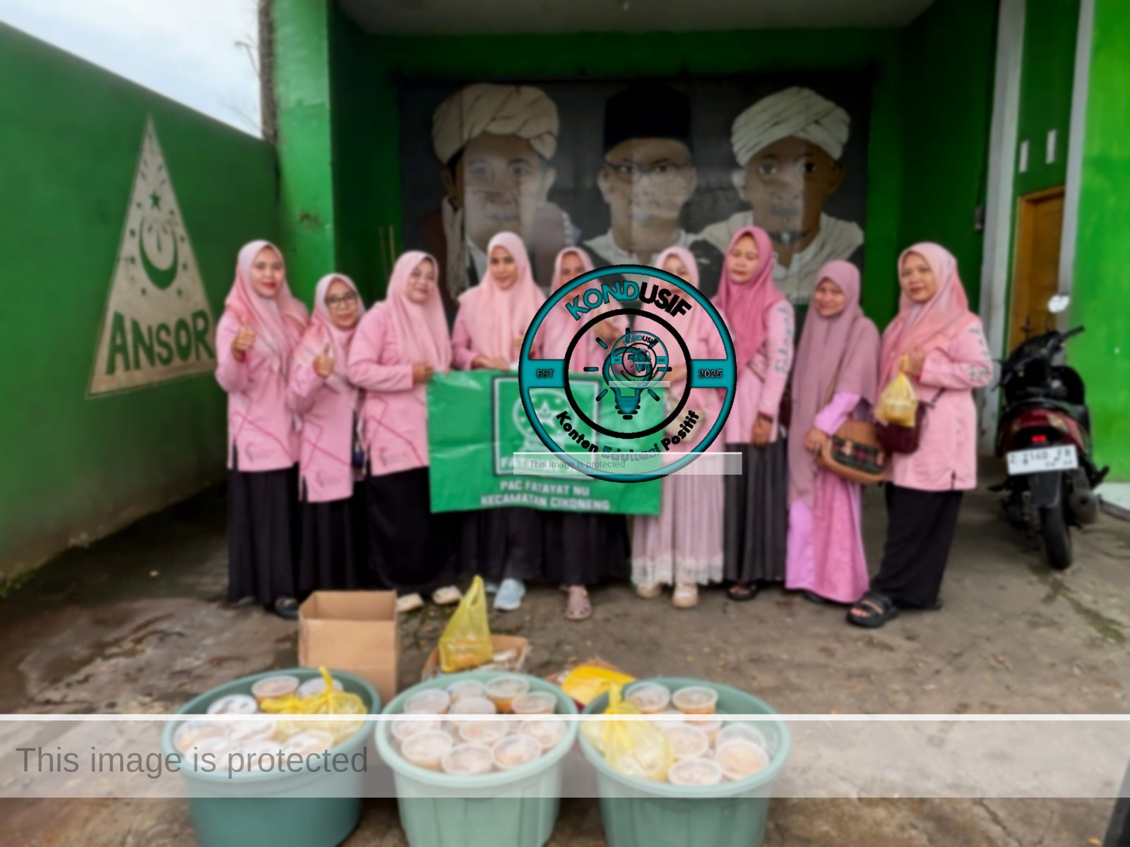 Fatayat NU Cikoneng bagi-bagi takjil gratis (foto: istimewa)