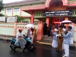 SMPN 1 Manonjaya Gelar Aksi ‘NESATMA Berbagi’ di Tengah Guyuran Hujan