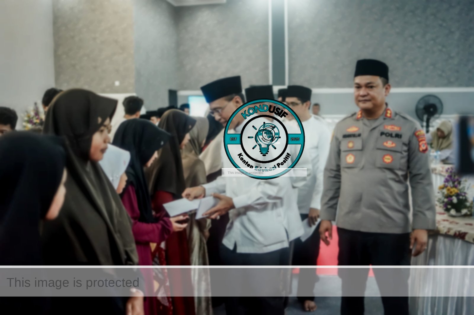 Foto: Bupati H Herdiat Sunarya Didampingi Kapolres Ciamis AKBP H Hidayatullah Saat Menyerahkan Uang Santunan Pada Acara Peresmian Sport Centre Tathya Dharaka 
