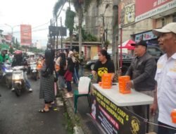 Sapa Warga di Jalan HZ Mustofa, DPD BBC Kota Tasikmalaya Tebar 400 Paket Takjil