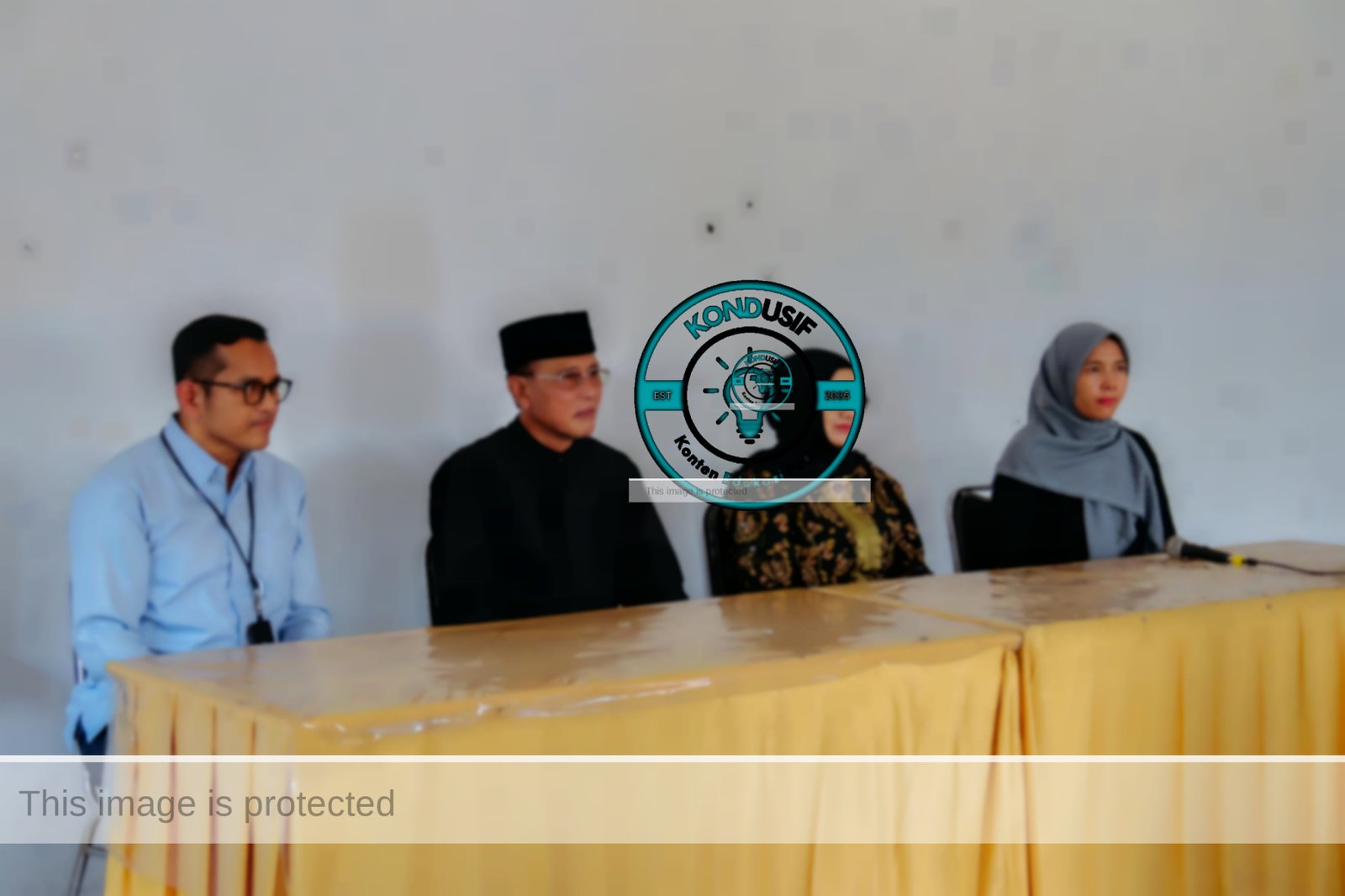 Foto: Bupati Ciamis Ketua TP PKK Hj Kania Herdiat Sunarya, Pimpinan Cabang BJB Ciamis Sony Permana serta para lurah setempat