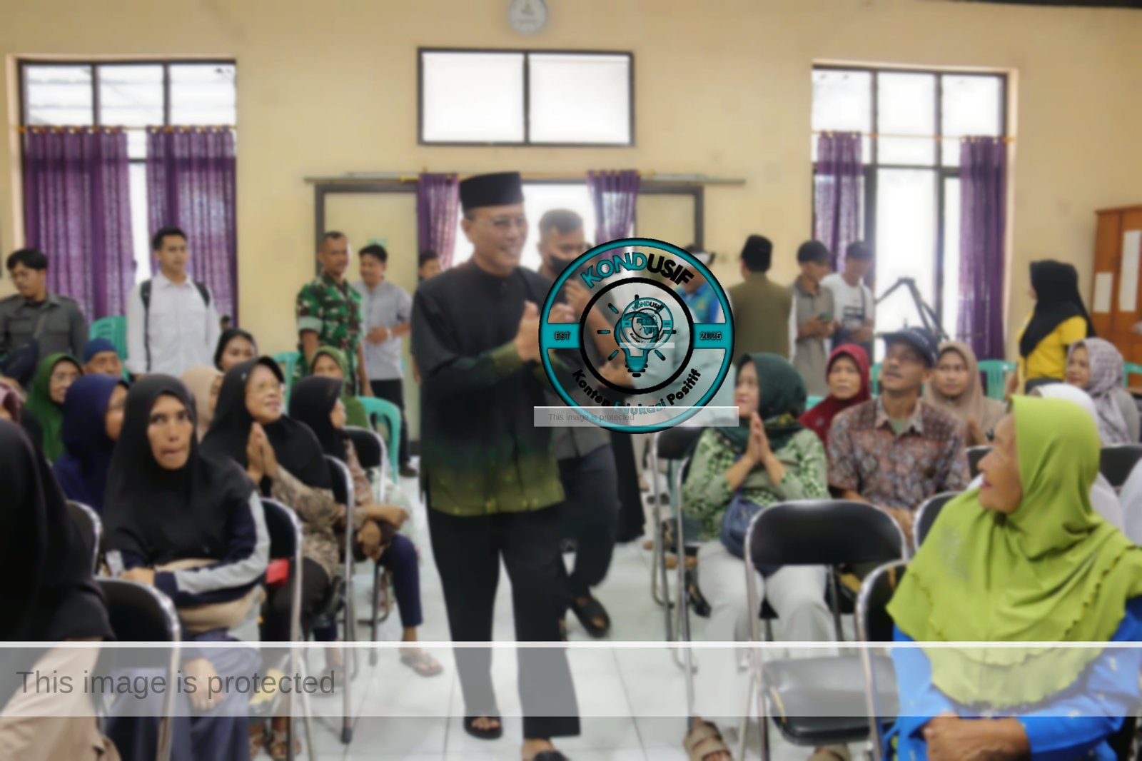 Foto:Bupati Ciamis H Herdiat Sunarya Kembali Hadir Ditengah Masyarakat Miskin Untuk Menyalurkan Bantuan