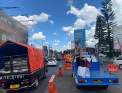 ​Turun Langsung ke Jalan, Kapolsek Cikoneng Urai Kepadatan Arus Mudik di Pos Pam Sindangkasih