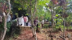 Kegiatan tahlil akbar warga Dusun Desa, Desa Sukamaju Ciamis di Makam Dalem