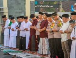 Ratusan Warga Antusias Ikuti Shalat Idulfitri 1447 H di Mapolres Ciamis, Kebersamaan Terjalin Hangat