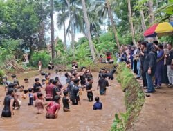 Lumpur Kebahagiaan di Blok Nangkod: Tradisi Ngagubyag Eratkan Persaudaraan Pasca Lebaran