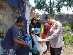 Menyisir Reruntuhan, Kapolres Tasikmalaya Kota Salurkan Bantuan untuk Korban Cuaca Ekstrem
