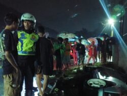 Terperosok di Tikungan Gandamekar, Toyota Sigra Masuk Parit