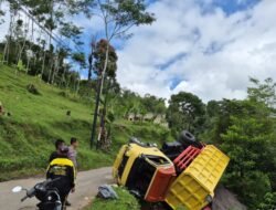 Truk Muatan Pasir Terguling di Jalur Cikondang, Polsek Banjarwangi Sigap Tangani Laka Tunggal Tanpa Korban Jiwa