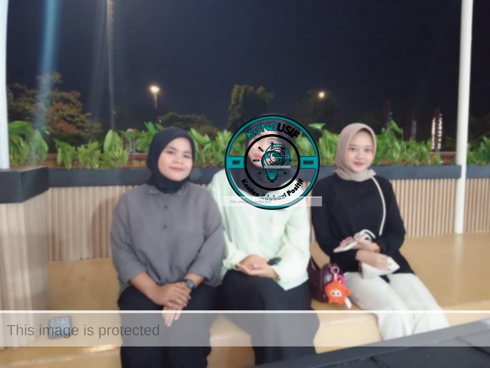 Foto: Rina, Aulia dan Tika Warga Asli Ciamis dari Kecamatan Cijeungjing Saat Berkunjung Ke Food Court Ciamis