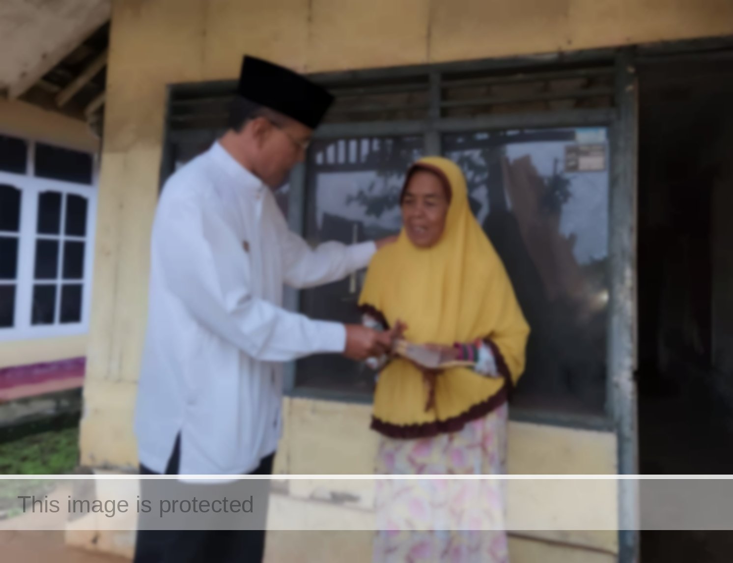 Foto: Bupati Ciamis H.Herdiat Sunarya Menyerahkan Secara Bantuan Rutilahu Kepada Warga di Eks Kewadanan Kawali Foto: Bupati Ciamis H.Herdiat Sunarya Menyerahkan Secara Langsung Bantuan Rutilahu Kepada Warga di Eks Kewadanan Kawali