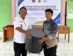 Ubah Sampah Jadi Rupiah, Mahasiswa KKN Unigal Sulap Botol Plastik Menjadi Sofa Cantik