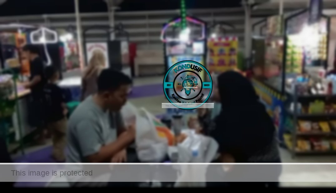 Foto: Pengunjung saat menikmati jajanan dan suasana dl Food Court Ciamis pada malam hari