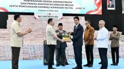 Presiden Prabowo menyaksikan penyerahan denda administratif dan penyelamatan keuangan negara, sumber foto: BPMI Setpres