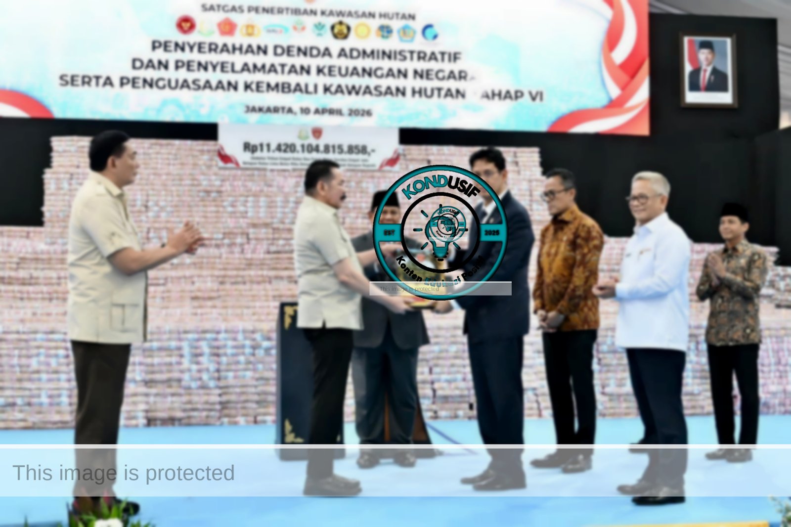 Presiden Prabowo menyaksikan penyerahan denda administratif dan penyelamatan keuangan negara, sumber foto: BPMI Setpres