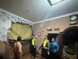 Tebing Longsor Hantam Rumah Warga di Garut, Dinding Jebol Seketika